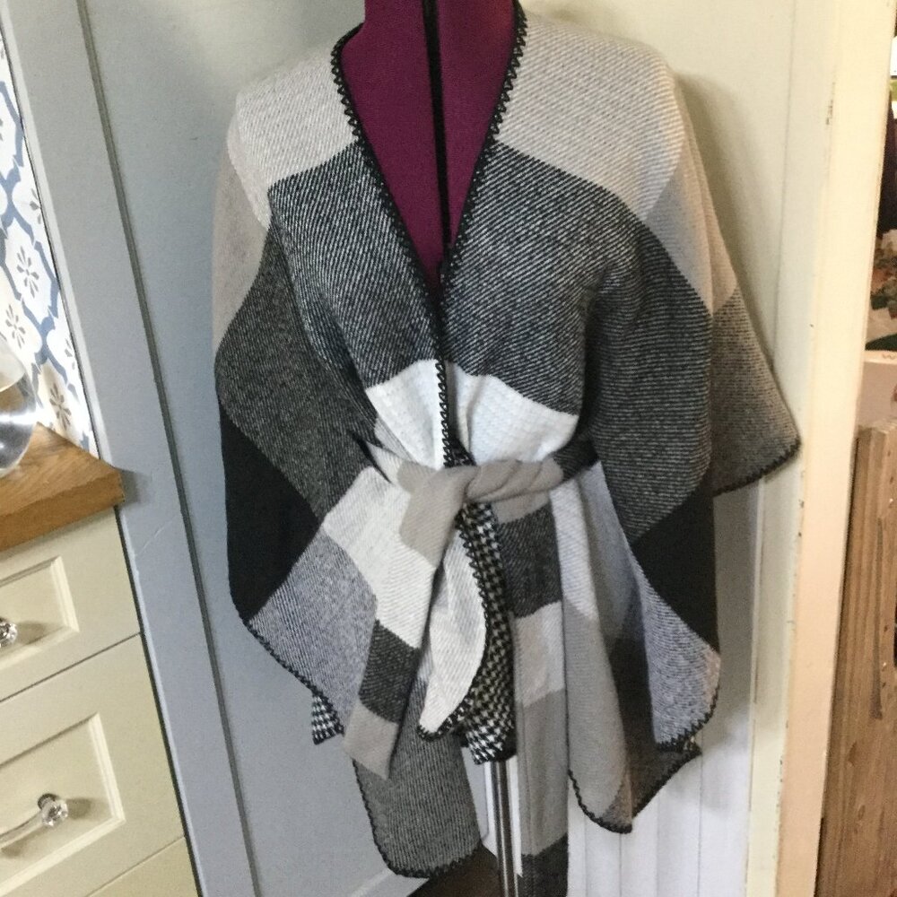 New without tags one size cape that has a tie which makes arms reversible fall